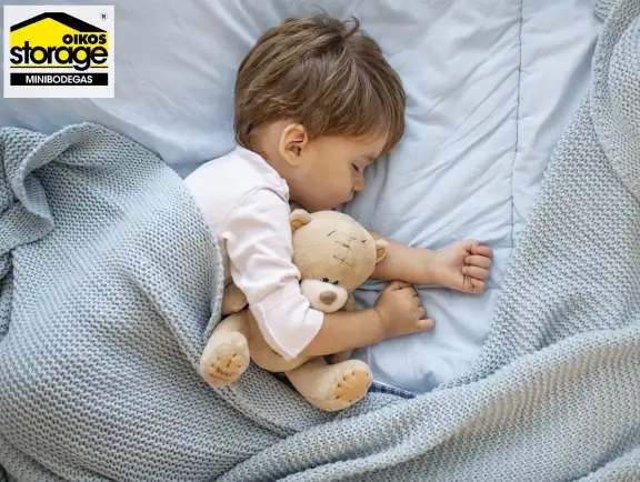 Cómo preparar la casa para la seguridad de bebés y niños Bebé abrazando un osito